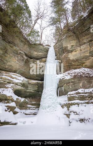 Der gefrorene Wasserfall im Wildcat Canyon an einem lebhaften Wintermorgen. Starved Rock State Park, Illinois, USA. Stockfoto