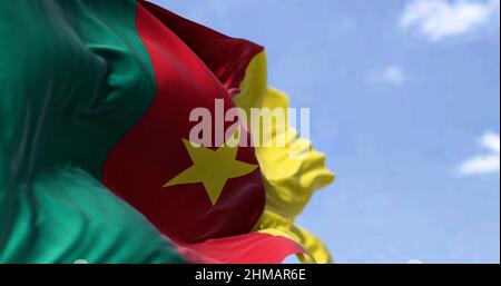 Detail der Nationalflagge Kameruns, die an einem klaren Tag im Wind winkt. Demokratie und Politik. Patriotismus. Selektiver Fokus. Westzentralafrikanisches c Stockfoto