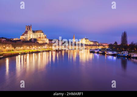 Skyline von Auxerre, Burgund, Frankreich mit dem Fluss Yonne in der Abenddämmerung Stockfoto