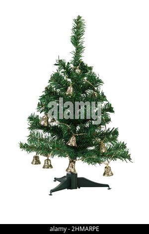 Künstlicher Weihnachtsbaum die Girlande mit Glocken. Isoliert auf weißem Hintergrund. Nahaufnahme. Stockfoto