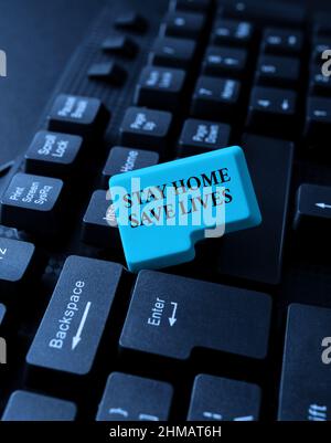 Handschrift Text Stay Home Save Lives. Geschäftsübersicht verringern Sie die Anzahl der infizierten Patienten, indem Sie das Haus nicht verlassen Abstract mehrere senden Stockfoto