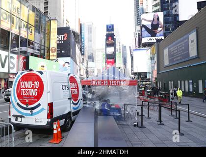 Am Dienstag, den 8. Februar 2022, hat eine mobile COVID-19-Testanlage, die am Times Square geparkt ist, keine Kunden in New York City. Foto von John Angelillo/UPI Stockfoto