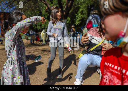 Una Niña observa un pez lobina de la pesca deportiva y recreativa que practican las familias hermosillenses en el humedal del Parque La Sauceda, su madre le Toma una fotografia con su telefono inteligente, Ein Mädchen beobachtet einen Barschfisch aus dem Sport- und Freizeitfischen, das Familien aus Hermosillo im Feuchtgebiet des La Sauceda Parks praktizieren, ihre Mutter fotografiert ihn mit ihrem Smartphone, Anzuelo, Fischhaken, Am 5. Februar 2022 in Hermosillo, Mexiko, anlässlich des Welttages der Feuchtgebiete zur Förderung der Erhaltung und Erhaltung der biologischen Vielfalt der Ökosysteme. (Foto von Luis Gutierrez Norte Photo/) Stockfoto