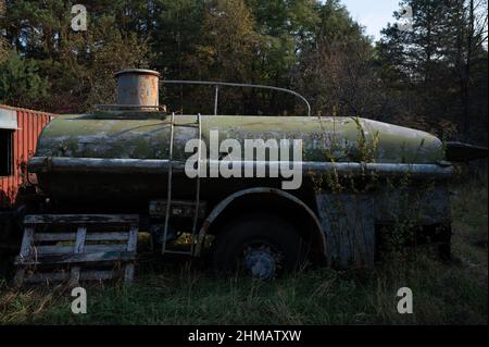 Verlassene Anlagen, Werkzeuge, Fahrzeuge und Müll liegen in der Nähe der einst geheimen sowjetischen Duga-Radaranlage des Kernkraftwerks Tschernobyl. Stockfoto