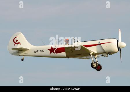 Yakovlev Yak-50 Vintage-Flugzeug G-FUNK des Aerostars Display-Teams. Ein 1980s erbautes Flugzeug des russischen Kunstflugdesigns 1970s Stockfoto