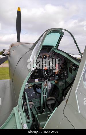 Cockpit eines Supermarine Spitfire Mk.I Kampfflugzeugs aus dem zweiten Weltkrieg. Instrumententafel, Steuersäule, Pistolenknopf, Auslöser. Zifferblätter, Anzeigen Stockfoto