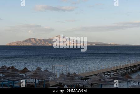 Baufälligen Pier im Roten Meer. Tiran Insel auf Hintergrund. Stockfoto