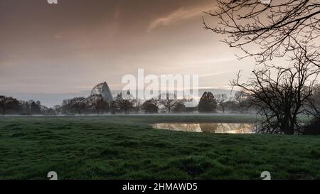 Blick auf das Lovell-Teleskop im Jodrell Bank Discovery Center Stockfoto