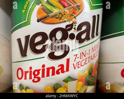 Grovetown, GA USA - 01 01 22: Einzelhandel Lebensmittelgeschäft Regale VEG alle Konserven Gemüse Stockfoto