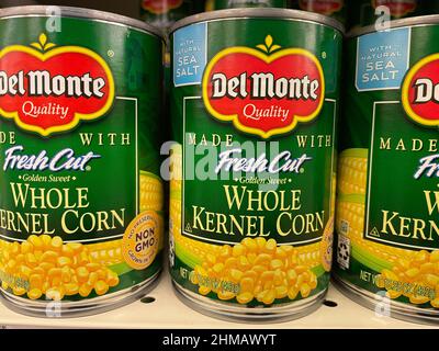 Grovetown, GA USA - 01 01 22: Lebensmitteleinzelhandel Regale Delmonte Mais aus der Dose Stockfoto