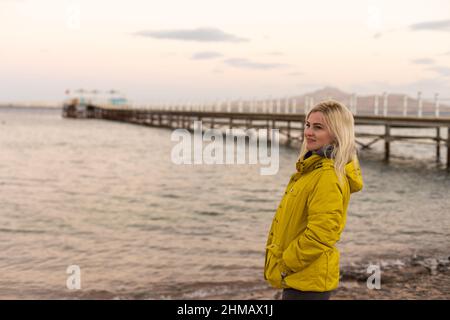 Baufälligen Pier im Roten Meer. Tiran Insel auf Hintergrund. Stockfoto