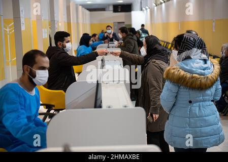 Teheran, Iran. 05th. Februar 2022. Eine iranische Frau liefert ihre Impfkarte aus, um eine Dosis des neuen Coronavirus-Impfstoffs (COVID-19) im Einkaufszentrum Iranmall im Nordwesten von Teheran zu erhalten. (Foto: Sobhan Farajvan/Pacific Press/Sipa USA) Quelle: SIPA USA/Alamy Live News Stockfoto