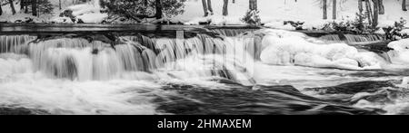 Winterfoto von Bond Falls, ein Schritt fällt auf den mittleren Zweig des Ontonagon River, in der Nähe von Paulding, Michigan, USA. Stockfoto