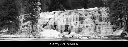 Winterfoto von Bond Falls, ein Schritt fällt auf den mittleren Zweig des Ontonagon River, in der Nähe von Paulding, Michigan, USA. Stockfoto