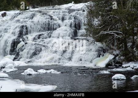 Winterfoto von Bond Falls, ein Schritt fällt auf den mittleren Zweig des Ontonagon River, in der Nähe von Paulding, Michigan, USA. Stockfoto