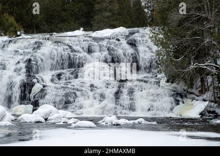 Winterfoto von Bond Falls, ein Schritt fällt auf den mittleren Zweig des Ontonagon River, in der Nähe von Paulding, Michigan, USA. Stockfoto