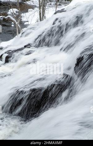 Winterfoto von Bond Falls, ein Schritt fällt auf den mittleren Zweig des Ontonagon River, in der Nähe von Paulding, Michigan, USA. Stockfoto