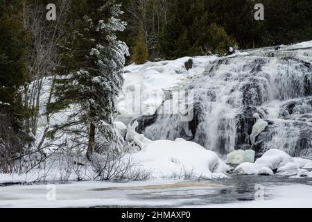 Winterfoto von Bond Falls, ein Schritt fällt auf den mittleren Zweig des Ontonagon River, in der Nähe von Paulding, Michigan, USA. Stockfoto