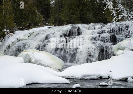 Winterfoto von Bond Falls, ein Schritt fällt auf den mittleren Zweig des Ontonagon River, in der Nähe von Paulding, Michigan, USA. Stockfoto