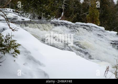 Winterfoto von Bond Falls, ein Schritt fällt auf den mittleren Zweig des Ontonagon River, in der Nähe von Paulding, Michigan, USA. Stockfoto