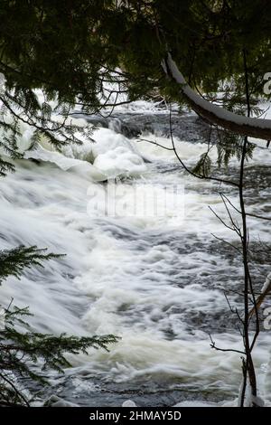 Winterfoto von Bond Falls, ein Schritt fällt auf den mittleren Zweig des Ontonagon River, in der Nähe von Paulding, Michigan, USA. Stockfoto