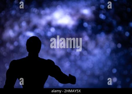 Figur eines verschwommenen Humanoids mit Sternen im Himmel dahinter. Vorstellung von Alien oder Leben in anderen Welten. Stockfoto