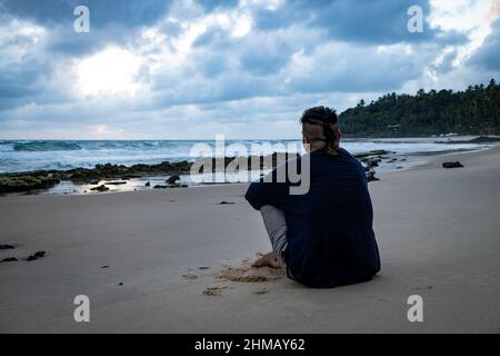 Trauriger oder besorgter Mann in einer himmlischen Umgebung. Konzept der endogenen Depression. Stockfoto