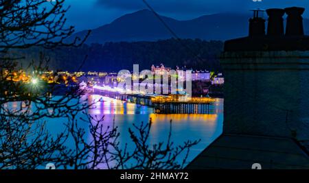 Bangor Pier an der Menai Straits zwischen der Isle of Anglesey und Gwynedd auf dem walisischen Festland. Aufnahme im Dezember 2021. Stockfoto