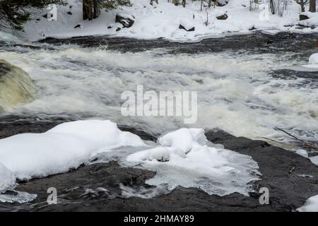 Winterfoto von Bond Falls, ein Schritt fällt auf den mittleren Zweig des Ontonagon River, in der Nähe von Paulding, Michigan, USA. Stockfoto