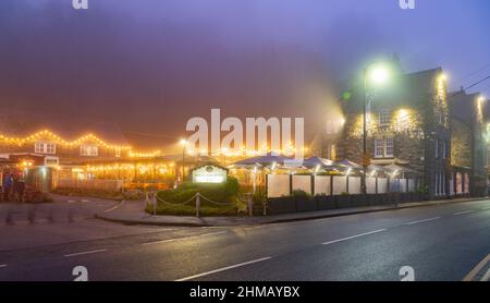 Das Royal Oak Hotel, Holyhead Road, Betws-Y-Coed, Nordwales an einem nebligen Nachmittag im Dezember 2021. Stockfoto