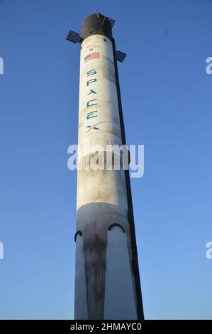 Die Raketennachbildung SpaceX Falcon 9 ziert den Pavillon der Vereinigten Staaten auf der Expo Dubai in den Vereinigten Arabischen Emiraten - 1. Februar 2022. Stockfoto
