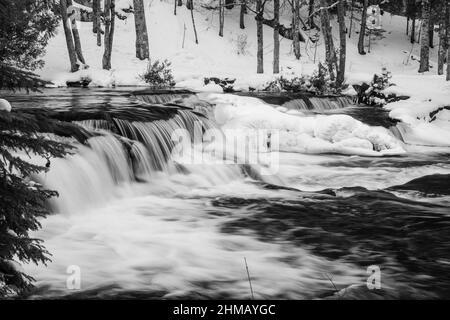 Winterfoto von Bond Falls, ein Schritt fällt auf den mittleren Zweig des Ontonagon River, in der Nähe von Paulding, Michigan, USA. Stockfoto