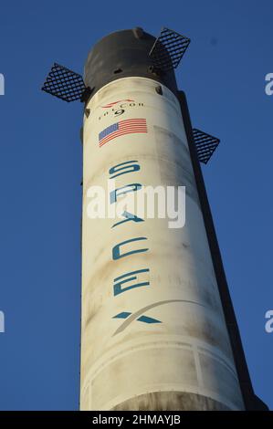 Die Raketennachbildung SpaceX Falcon 9 ziert den Pavillon der Vereinigten Staaten auf der Expo Dubai in den Vereinigten Arabischen Emiraten - 1. Februar 2022. Stockfoto