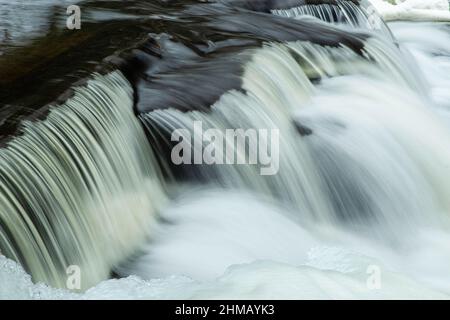 Winterfoto von Bond Falls, ein Schritt fällt auf den mittleren Zweig des Ontonagon River, in der Nähe von Paulding, Michigan, USA. Stockfoto