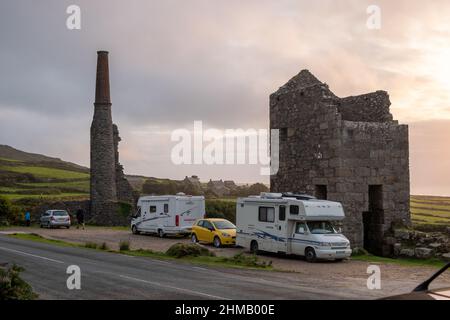 August 2018: Ruinen des Zinnbergbaus, das Motorenhaus in Wheal Coates, St Agnes, Cornwall, Großbritannien Stockfoto