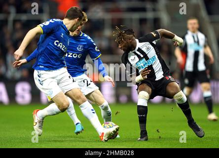 Allan Saint-Maximin von Newcastle United (rechts) kämpft während des Premier League-Spiels im St. James' Park, Newcastle, mit Seamus Coleman von Everton und Anthony Gordon um den Ball. Bilddatum: Dienstag, 8. Februar 2022. Stockfoto