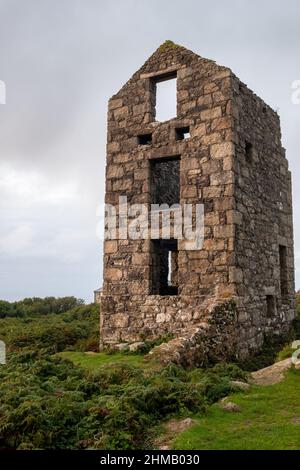 August 2018: Ruinen von Briefmarken und Launen Motor House in Wheal Coates, St Agnes, Cornwall, Großbritannien Stockfoto