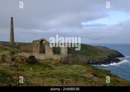 August 2018: Ruinen des Zinnbergbaus, das Motorenhaus in Wheal Coates, St Agnes, Cornwall, Großbritannien Stockfoto