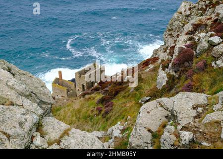 August 2018: Ruinen des Zinnbergbaus, das Motorenhaus in Wheal Coates, St Agnes, Cornwall, Großbritannien Stockfoto