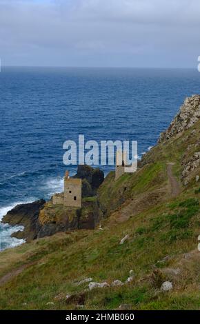 August 2018: Ruinen des Zinnbergbaus, das Motorenhaus in Wheal Coates, St Agnes, Cornwall, Großbritannien Stockfoto