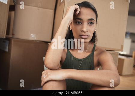 Wahre Liebesgeschichten haben nie ein Ende. Aufnahme einer jungen Frau, die aufgeregt war, während sie zu Hause auf dem Boden saß. Stockfoto