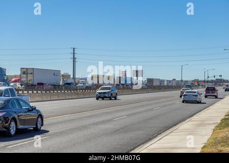 Victorville, CA, USA – 7. Februar 2022: Der Verkehr in südlicher Richtung von Las Vegas kommt auf der Interstate 15 in Victorville, Kalifornien, zu einer Haltestelle. Stockfoto