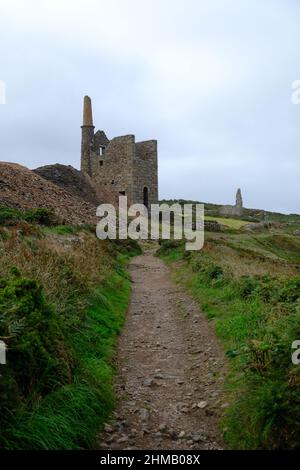 August 2018: Ruinen des Pumphauses für den Schachtmotor von Towanroath in Wheal Coates, St. Agnes, Cornwall, Großbritannien