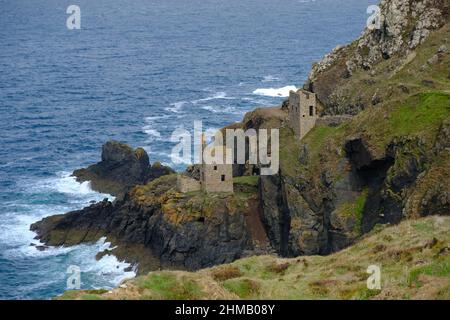 August 2018: Ruinen des Zinnbergbaus, das Motorenhaus in Wheal Coates, St Agnes, Cornwall, Großbritannien Stockfoto