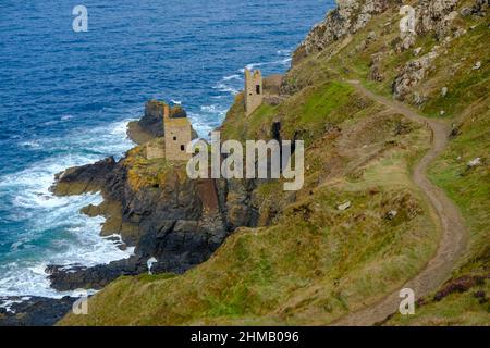 August 2018: Ruinen des Zinnbergbaus, das Motorenhaus in Wheal Coates, St Agnes, Cornwall, Großbritannien Stockfoto