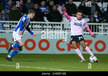 HARTLEPOOL, GROSSBRITANNIEN. FEB 8th Barrows Remeao Hutton schießt am Dienstag, den 8th. Februar 2022, während des Spiels der Sky Bet League 2 zwischen Hartlepool United und Barrow im Victoria Park, Hartlepool, auf das Tor. (Kredit: Michael Driver | MI Nachrichten) Kredit: MI Nachrichten & Sport /Alamy Live Nachrichten Stockfoto