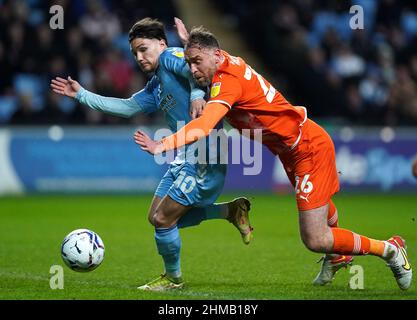 Callum O'Hare von Coventry City (links) und Richard Keogh von Blackpool kämpfen während des Sky Bet Championship-Spiels in der Coventry Building Society Arena, Coventry, um den Ball. Bilddatum: Dienstag, 8. Februar 2022. Stockfoto