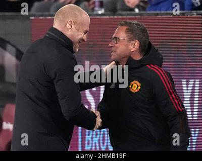 Burnley, England, 8th. Februar 2022. Sean Dyche-Manager von Burnley begrüßt Ralf Rangnick-Manager von Manchester United vor dem Premier League-Spiel in Turf Moor, Burnley. Bildnachweis sollte lauten: Andrew Yates / Sportimage Stockfoto