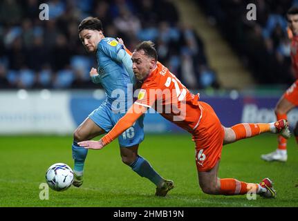 Callum O'Hare von Coventry City (links) und Richard Keogh von Blackpool kämpfen während des Sky Bet Championship-Spiels in der Coventry Building Society Arena, Coventry, um den Ball. Bilddatum: Dienstag, 8. Februar 2022. Stockfoto