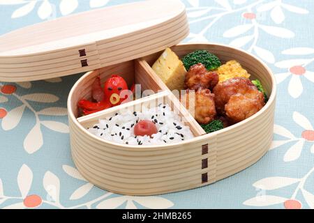 japanisches hausgemachtes Lunchpaket in Holzbento-Box Stockfoto